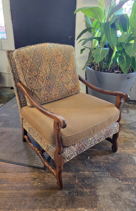 Lounge Chair with Arms CHW