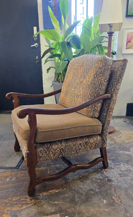 Lounge Chair with Arms CHW
