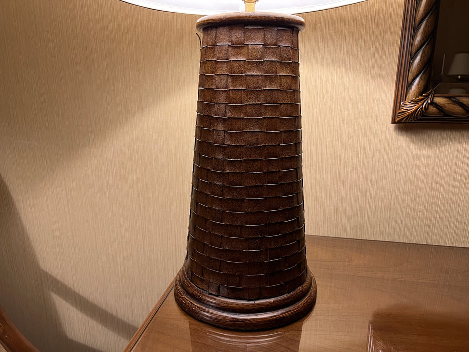 Brown weave pattern table lamp