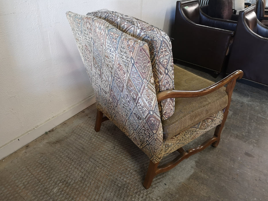 Lounge Chair with Arms CHW